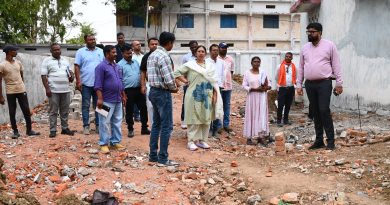 निर्माणाधीन आंगनबाड़ी एवं महतारी सदन का कलेक्टर ने किया निरीक्षण, कार्य में देरी पर सचिव को लगाई फटकार