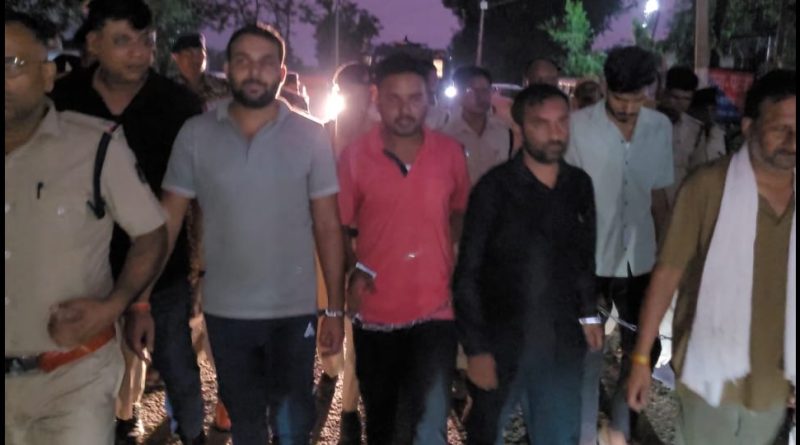 कोरिया जिले के सोनहत थाना अंतर्गत ग्राम नौगई में हुए तिहरे हत्याकांड में पुलिस ने लगातार दबिश और दबाव बनाकर सभी मुख्य आरोपियों को पुलिस ने किया गिरफ्तार।