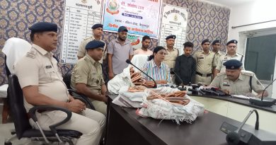 कॉन्फेस हॉल रक्षित केन्द्र बैकुण्ठपुर, जिला कोरिया (छ.ग.) कॉपर वायर चोरी के 04 मामलों के 02 आरोपी एवं 02 चोरी के सामान कय करने वाले कबाड़ी गिरफ्तार कॉन्फेस हॉल रक्षित केन्द्र बैकुण्ठपुर, जिला कोरिया (छ.ग.) कॉपर वायर चोरी के 04 मामलों के 02 आरोपी एवं 02 चोरी के सामान कय करने वाले कबाड़ी गिरफ्तार