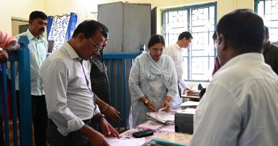 तहसील कार्यालय में कलेक्टर का औचक निरीक्षण, लंबित प्रकरणों पर जताई सख्ती रिकॉर्ड अद्यतन नहीं मिलने पर कर्मी को फटकार, 10 दिन में जन्म-मृत्यु प्रमाण पत्र जारी करने के निर्देश; राजस्व मामलों के शीघ्र निराकरण के निर्देश