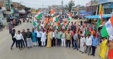 251 फीट लंबे तिरंगे के साथ पटना में निकली ऐतिहासिक तिरंगा यात्रा हजारों कदमों के साथ गूंजे भारत माता के जयकारे, नगर की सड़कों पर उमड़ा देशभक्ति का सैलाब 251 फीट लंबे तिरंगे के साथ पटना में निकली ऐतिहासिक तिरंगा यात्रा हजारों कदमों के साथ गूंजे भारत माता के जयकारे, नगर की सड़कों पर उमड़ा देशभक्ति का सैलाब