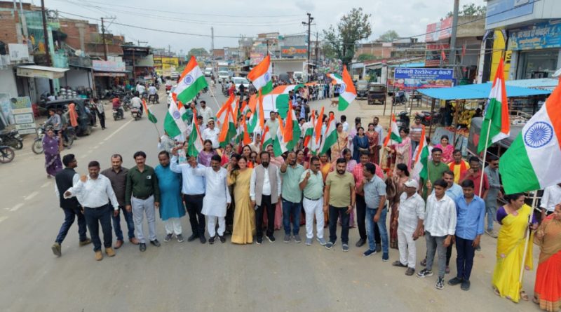 251 फीट लंबे तिरंगे के साथ पटना में निकली ऐतिहासिक तिरंगा यात्रा हजारों कदमों के साथ गूंजे भारत माता के जयकारे, नगर की सड़कों पर उमड़ा देशभक्ति का सैलाब 251 फीट लंबे तिरंगे के साथ पटना में निकली ऐतिहासिक तिरंगा यात्रा हजारों कदमों के साथ गूंजे भारत माता के जयकारे, नगर की सड़कों पर उमड़ा देशभक्ति का सैलाब