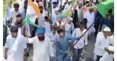 ईद मिलादुन्नबी के मौके पर सुबह सादिक के वक्त जामा मस्जिद बैकुंठपुर में परचम कुशाई की एहतमाम की गई सरकार की आमद मरहबा अमान का पैगाम लेकर जुलूस लेकर आया पैगंबर हजरत मोहम्मद साहब का जन्मदिन हर्ष उल्लास के साथ मनाया ईद मिलादुन्नबी के मौके पर सुबह सादिक के वक्त जामा मस्जिद बैकुंठपुर में परचम कुशाई की एहतमाम की गई सरकार की आमद मरहबा अमान का पैगाम लेकर जुलूस लेकर आया पैगंबर हजरत मोहम्मद साहब का जन्मदिन हर्ष उल्लास के साथ मनाया