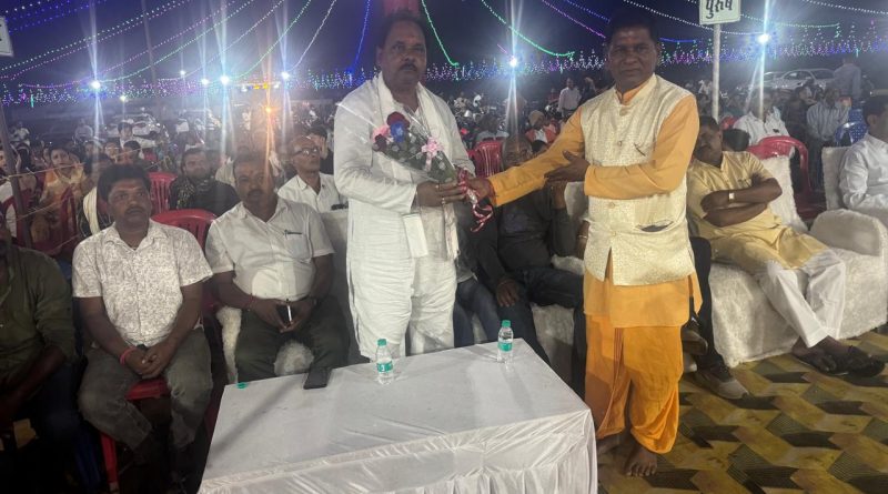 माँ दुर्गा के दर्शन-पूजन के लिए  पूजा पंडालों में पहुंचे पूर्व नगर पालिका अध्यक्ष एवं जिला कांग्रेस कमेटी कोषाध्यक्ष और समाज सेवक अशोक दुर्गा पूजा पंडालों में उमड़ा श्रद्धालुओं का जनसैलाब,